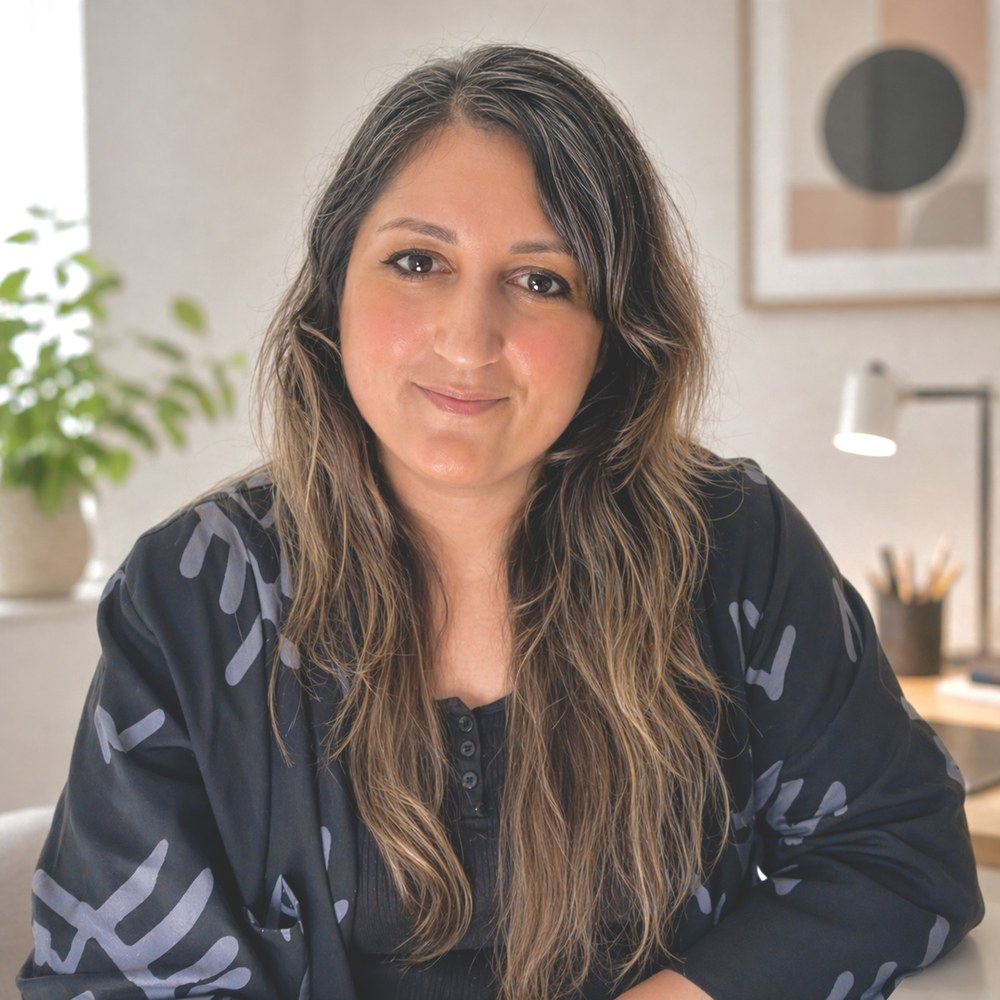 Shereen López, diseñadora de producto y Design Engineer, en su escritorio en España